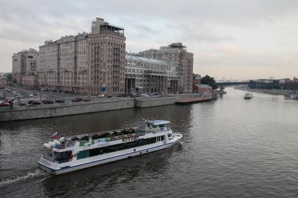 Виды Москвы. Вид на Дом на набережной и расположенный  в нем Театр эстрады с Большого Каменного моста.