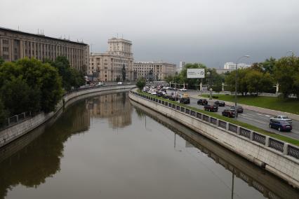 Виды Москвы. Вид на реку Яуза, Головинскую набережную и МГТУ им. Н.Э.Баумана (в центре) с Лефортовского моста.