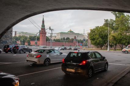 Виды Москвы. Автомобили под Большим Каменным мостом на фоне Кремля.