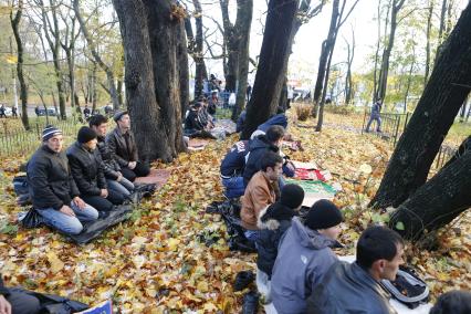 Калининград. Исламский праздник Курбан-Байрам. Мусульмане во время  праздничной ритуальной молитвы у мечети.