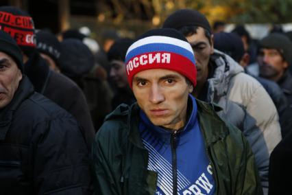 Калининград. Исламский праздник Курбан-Байрам. Мусульмане после праздничной ритуальной молитвы у мечети.