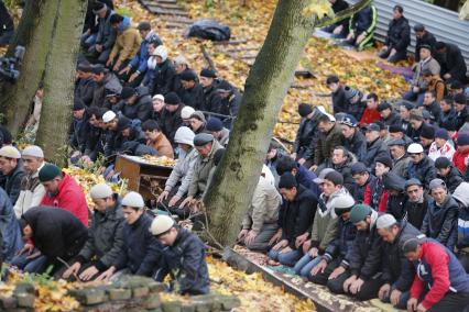 Калининград. Исламский праздник Курбан-Байрам. Мусульмане во время  праздничной ритуальной молитвы у мечети.