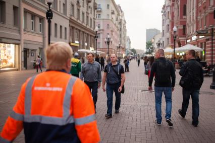 Москва. Прохожие на Старом Арбате.