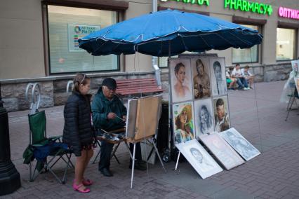 Москва. Уличный художник на Старом Арбате.