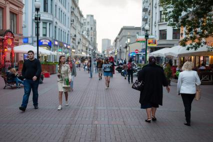 Москва. Прохожие на Старом Арбате.