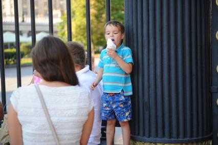 Москва. Мальчик ест мороженое.