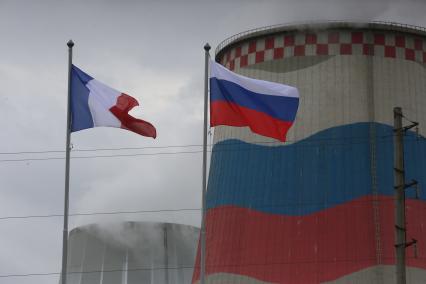 Санкт-Петербург. Флаги России и Франции на фоне ТЭЦ.