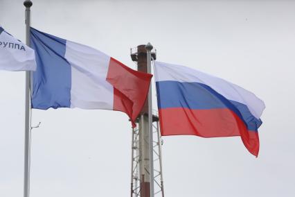 Санкт-Петербург. Флаги России и Франции.