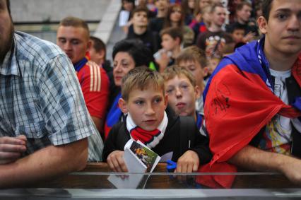 13.07.2015. Москва. Футбол. Фк ЦСКА. Встреча с болельщиками. На снимке  фанаты, болельщики, зрители, дети