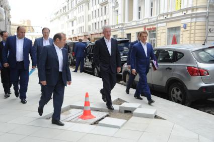 Москва. Слева направо: заместитель мэра Москвы по вопросам жилищно-коммунального хозяйства и благоустройства Петр Бирюков , мэр Москвы Сергей Собянин и руководитель Департамента транспорта и развития дорожно-транспортной инфраструктуры Москвы Максим Ликсутов во время осмотра хода благоустройства Мясницкой улицы.