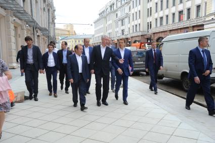 Москва. Слева направо: заместитель мэра Москвы по вопросам жилищно-коммунального хозяйства и благоустройства Петр Бирюков , мэр Москвы Сергей Собянин и руководитель Департамента транспорта и развития дорожно-транспортной инфраструктуры Москвы Максим Ликсутов во время осмотра хода благоустройства Мясницкой улицы.