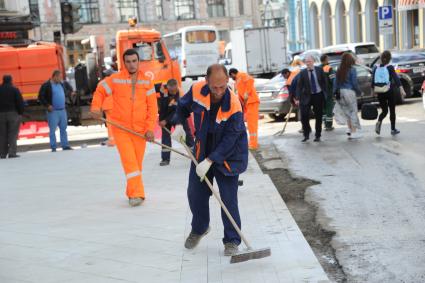 Москва. Рабочие укладывают тротуарную плитку в ходе ремонтных работ по благоустройству Мясницкой улицы.