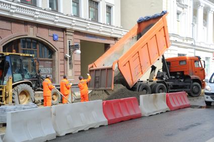 Москва. Ремонтные работы по благоустройству Мясницкой улицы.