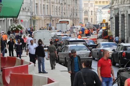 Москва. Ремонтные работы по благоустройству Мясницкой улицы.