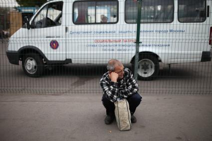 Москва. Бездомный мужчина в пункте оказания срочной социальной помощи на Краснопрудной улице.