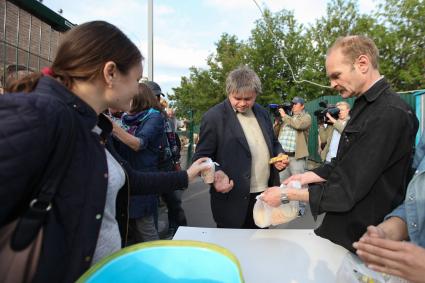 Москва. Бездомные во время раздачи еды в пункте оказания срочной социальной помощи на Краснопрудной улице.