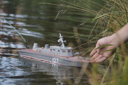 Тула. Накануне дня ВМФ тульские судомоделисты запускали модели судов на пруду парка.