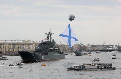 Санкт-Петербург. Военно-морской парад в акватории Невы во время празднования Дня Военно-морского флота РФ. На переднем плане - большой десантный корабль БДК-43 `Минск` Балтийского флота.