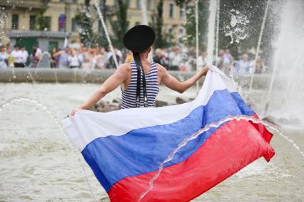 Санкт-Петербург. Моряки купаются в фонтане во время празднования Дня Военно-морского флота РФ.