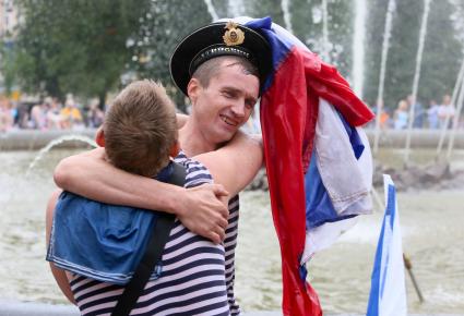 Санкт-Петербург. Моряки купаются в фонтане во время празднования Дня Военно-морского флота РФ.