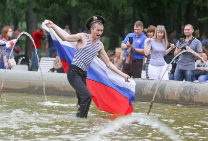 Санкт-Петербург. Моряки купаются в фонтане во время празднования Дня Военно-морского флота РФ.