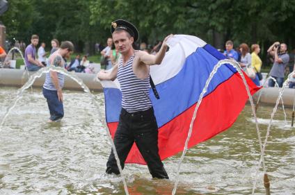 Санкт-Петербург. Моряки купаются в фонтане во время празднования Дня Военно-морского флота РФ.