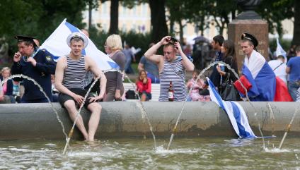 Санкт-Петербург. Моряки купаются в фонтане во время празднования Дня Военно-морского флота РФ.