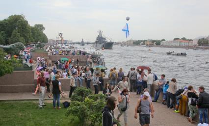 Санкт-Петербург. Парад военных кораблей в акватории Невы во время празднования Дня Военно-морского флота РФ.