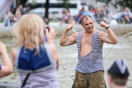 Санкт-Петербург. Моряки купаются в фонтане во время празднования Дня Военно-морского флота РФ.