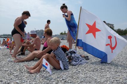 Новороссийск. Горожане на пляже во время празднования Дня Военно-морского флота РФ.