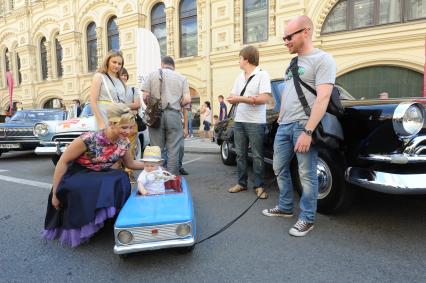 Москва. `ГУМ-Авторалли-2015` с участием ретро-автомобилей в Ветошном переулке.