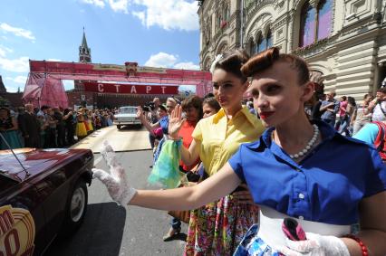 Москва. Старт `ГУМ-Авторалли-2015` с участием ретро-автомобилей в Ветошном переулке.