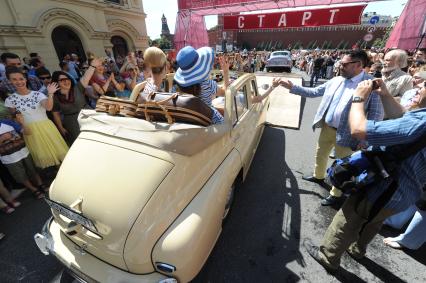 Москва. Автомобиль `Победа` на старте`ГУМ-Авторалли-2015` с участием ретро-автомобилей в Ветошном переулке.