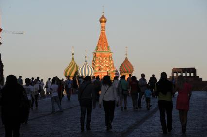 Москва. Люди гуляют по Красной площади.