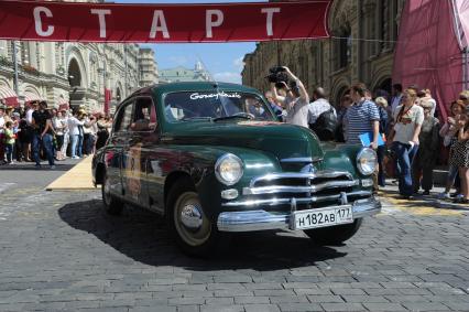 Москва. Автомобиль `Победа на старте `ГУМ-Авторалли-2015` с участием ретро-автомобилей в Ветошном переулке.