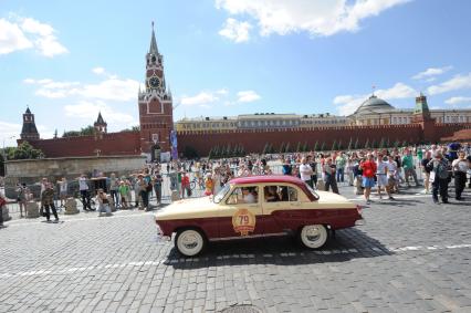 Москва. Старт `ГУМ-Авторалли-2015` с участием ретро-автомобилей.