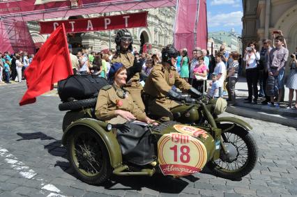 Москва. Старт `ГУМ-Авторалли-2015` с участием ретро-автомобилей в Ветошном переулке.