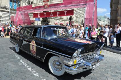 Москва. Автомобиль `Чайка` на старте `ГУМ-Авторалли-2015` с участием ретро-автомобилей в Ветошном переулке.