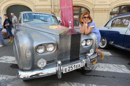 Москва. Автомобиль Rolls Royce  на`ГУМ-Авторалли-2015` с участием ретро-автомобилей в Ветошном переулке.