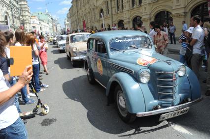 Москва. Автомобиль `Москвич` на старте `ГУМ-Авторалли-2015` с участием ретро-автомобилей в Ветошном переулке.