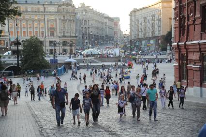 Москва. Люди направляются с Манежной площади на Красную площадь.