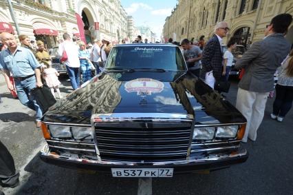 Москва. Автомобиль `ЗиЛ` на `ГУМ-Авторалли-2015` с участием ретро-автомобилей в Ветошном переулке.