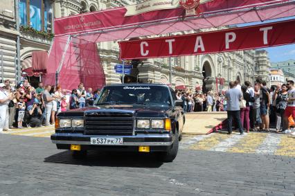 Москва. Автомобиль `ЗиЛ` на старте `ГУМ-Авторалли-2015` с участием ретро-автомобилей в Ветошном переулке.