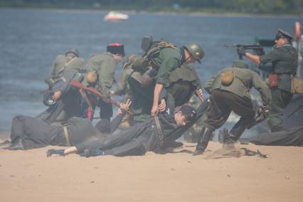 Самара. Военно-историческая реконструкция высадки речного десанта у города Пинск.