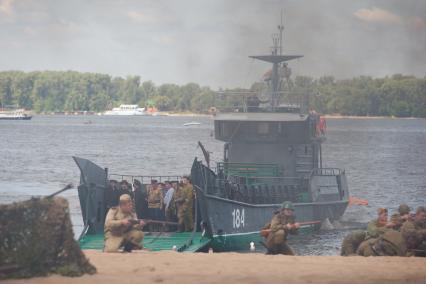 Самара. Военно-историческая реконструкция высадки речного десанта у города Пинск.