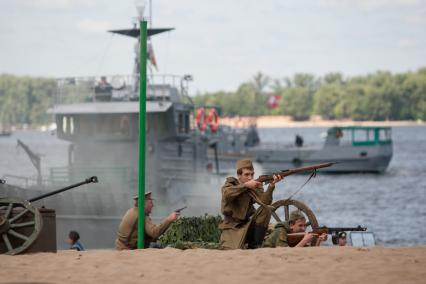 Самара. Военно-историческая реконструкция высадки речного десанта у города Пинск.