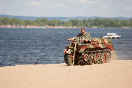 Самара. Военно-историческая реконструкция высадки речного десанта у города Пинск.