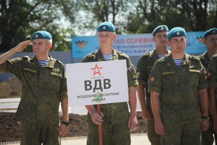 Воронежская область, г. Острогожск. Десантники на всероссийском этапе конкурса `Мастера автобронетанковой техники`, проходящего в рамках `Армейских международных игр-2015`.