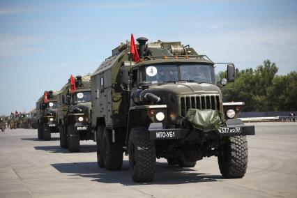 Воронежская область, г. Острогожск. Автомобили `Урал` во время показательных заездов военных автомобилистов на  всероссийском этапе конкурса `Мастера автобронетанковой техники`, проходящего в рамках `Армейских международных игр-2015`.