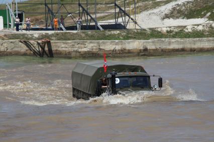 Воронежская область, г. Острогожск. Автомобиль `Урал` во время преодоления водной полосы препятствий на  всероссийском этапе конкурса `Мастера автобронетанковой техники`, проходящего в рамках `Армейских международных игр-2015`.